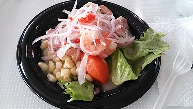 会場のレストハウスで供されるペルー料理「セビーチェ」（レモンの酸味がきいた魚介のマリネ）。さっぱりしていて大人気。