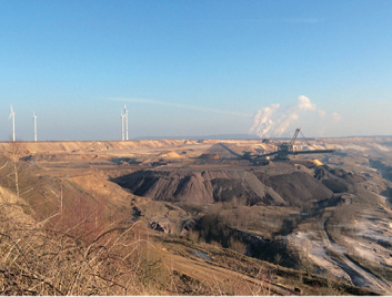 褐炭の露天掘りと風力発電所＝ドイツ西部ノイラート