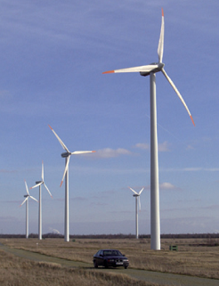 ドイツ東部の平原に立ち並ぶ風力発電所