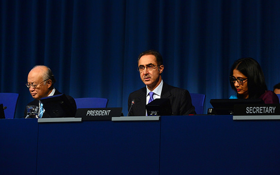 本年の第59回IAEA総会議長に選出されたフォルミカ・イタリア代表部大使（中央）。左は天野事務局長。（写真出典：IAEA）