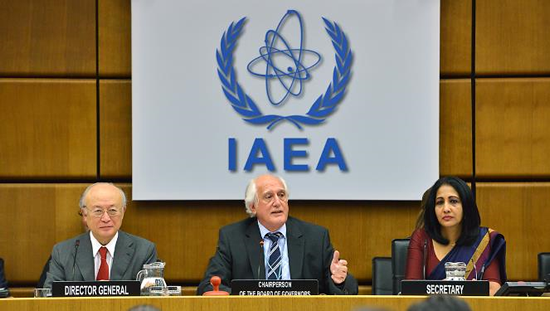 新たに理事会議長に就任した、ビーニャス・ブラジル代表部大使（中央） (写真出典：Dean Calma/IAEA)