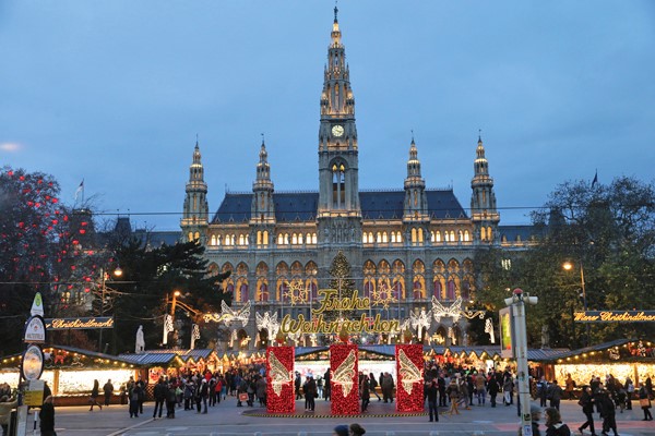 ウィーン市庁舎前のクリスマス市（出典：ウィーン・クリスマス市ホームページ）