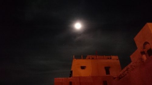 モロッコの夜空を明るく照らすスーパームーン