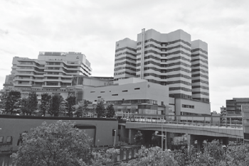写真5　埼玉県立小児医療センター新病院 （左）とさいたま赤十字病院新病院（右）