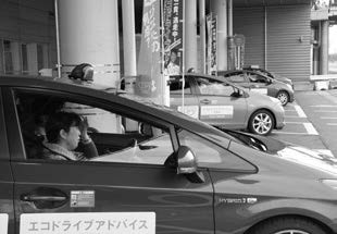 トヨタMEGA WEB でのエコドライブ講習会の様子＝東京都江東区