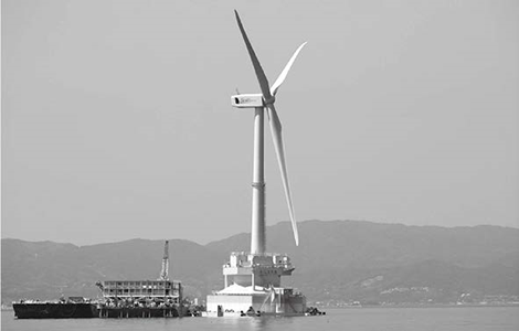 福島浮体式洋上ウインドファーム実証研究事業のもとで設置された5MW の「ふくしま浜風」