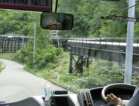 山葵沢・輸送管：道路に沿うように敷設されている