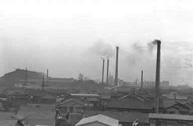 （写真）東京都環境局ウエブサイトより、写真集 記録 「東京の公害」、「昭和30年代 場所不明」