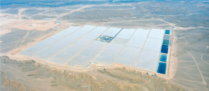 モロッコ中央部のワルザザードに建設された集光型太陽熱発電所「ヌール1」（写真はすべてモロッコ持続可能エネルギー庁提供）