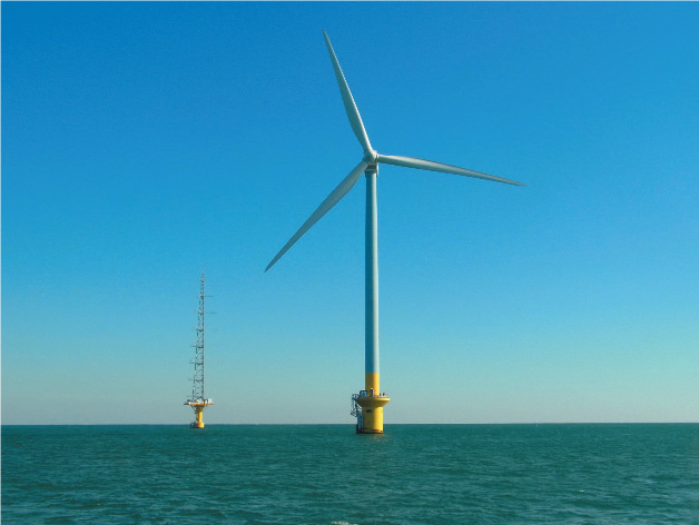 千葉県銚子沖の洋上風力発電（写真は新エネルギー・産業技術総合開発機構提供）
